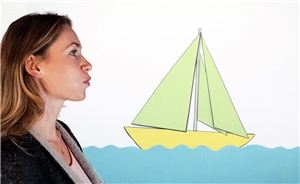 Juliane mit Segelboot Frau mit Papierboot