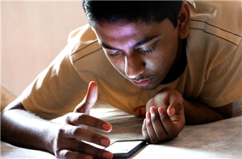 Junge mit Smartphone Junge mit Smartphone