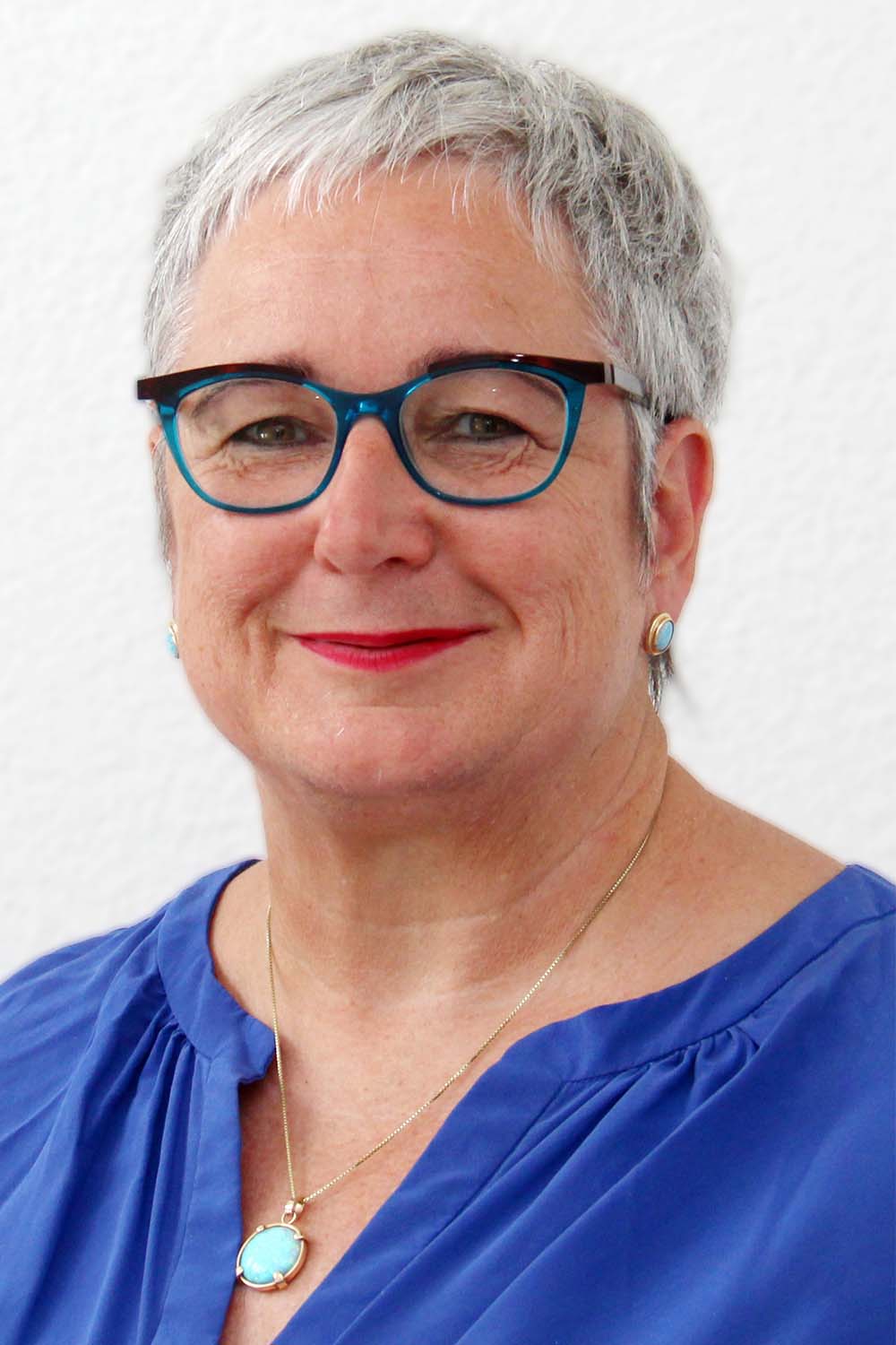 Frau mit grauen kurzen Haaren und Brille