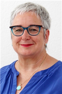 Regine Hertlein Hochkant Frau mit grauen kurzen Haaren und Brille