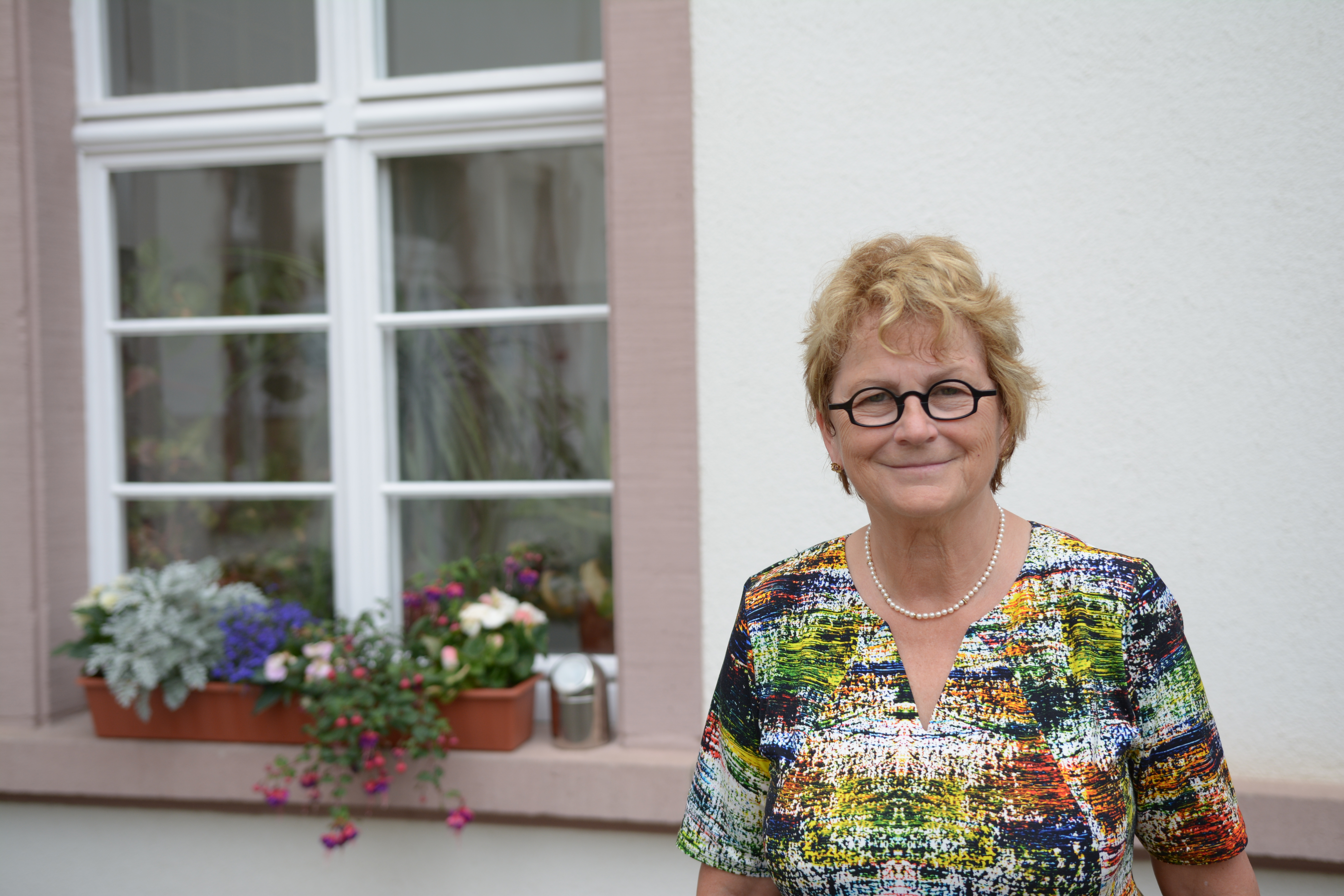 Ehrenamtliche Kursleiterin Erika Tischer-Oberdorf vor dem Caritas-Bildungszentrum Heinrich-Hansjakob-Haus in Freiburg