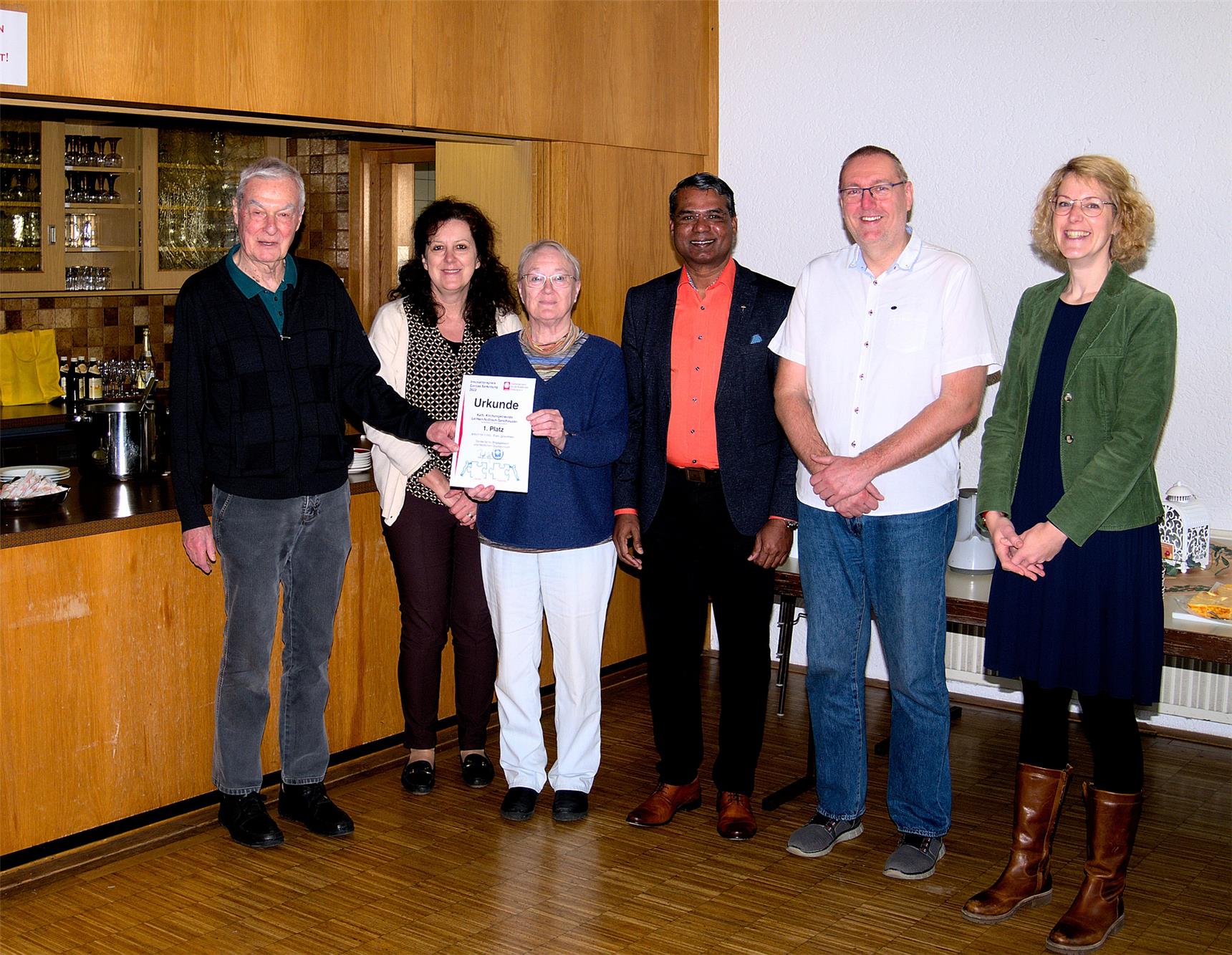 Gruppenbild mit Männern und Frauen