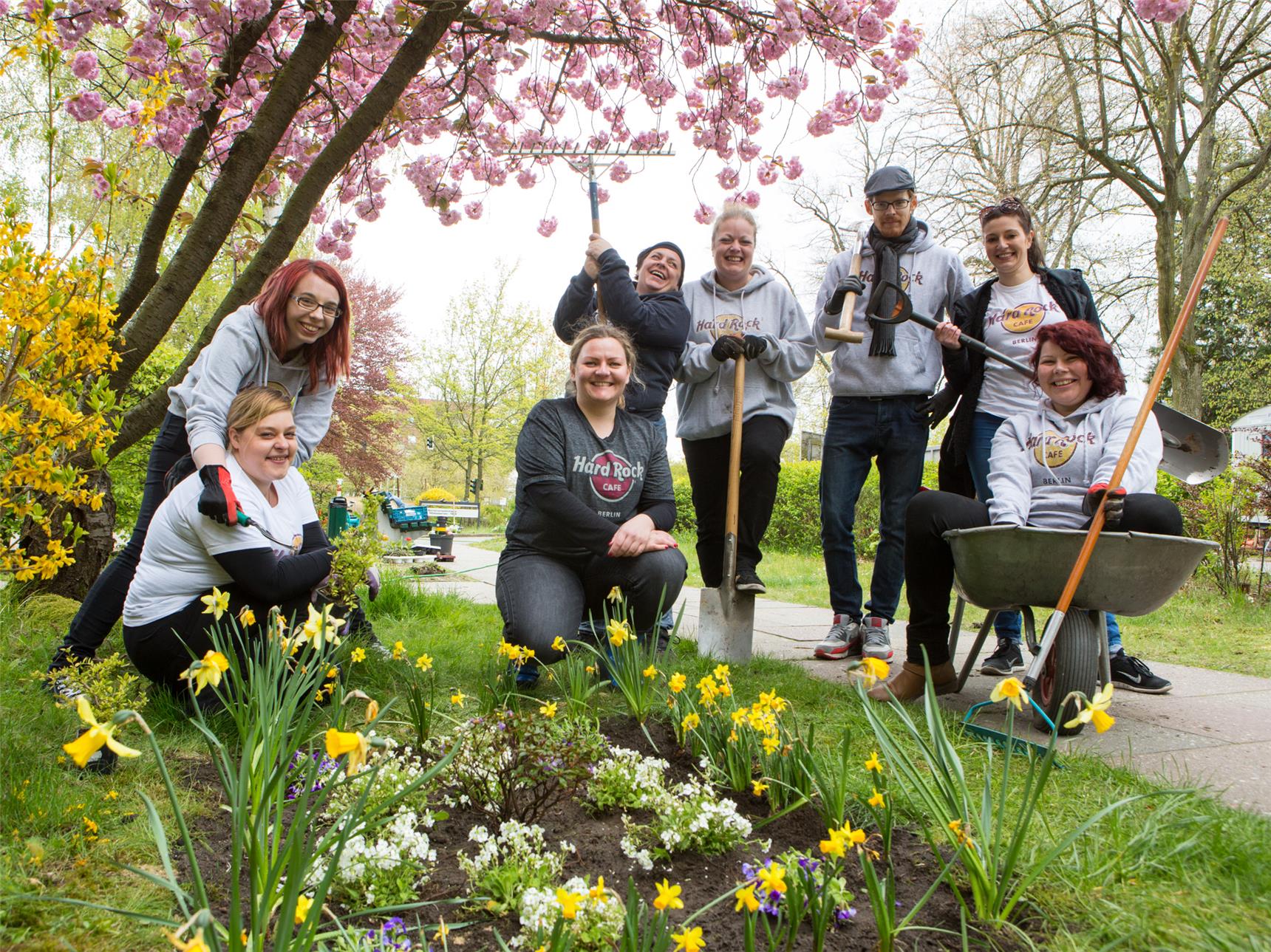 Das Team des Hard Rock Cafe Berlin beim Gärtnern