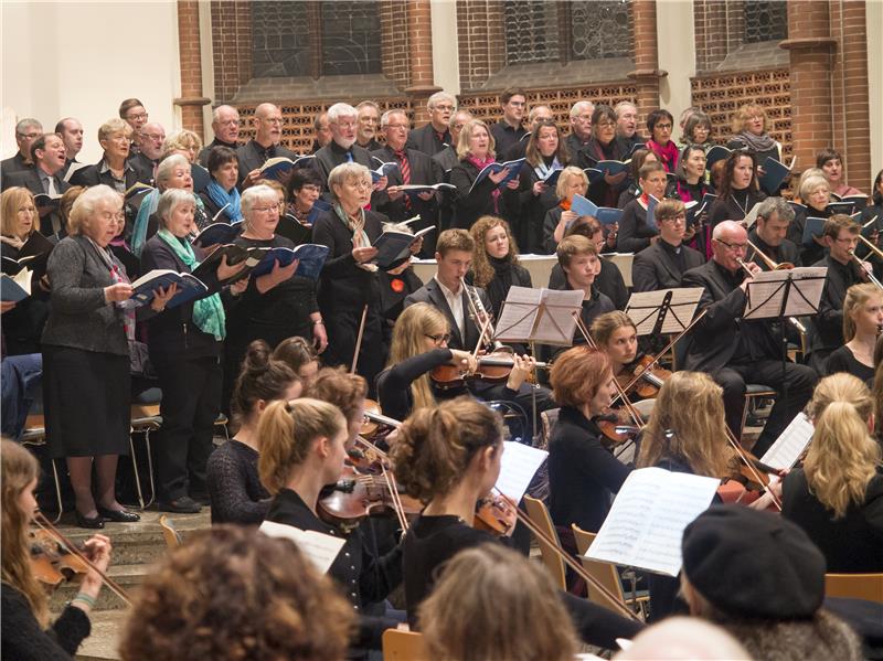 Das Orchester des Projektes 'Pons Vocalis' spielt unter der Leitung von Dr. Gerhard Jas.