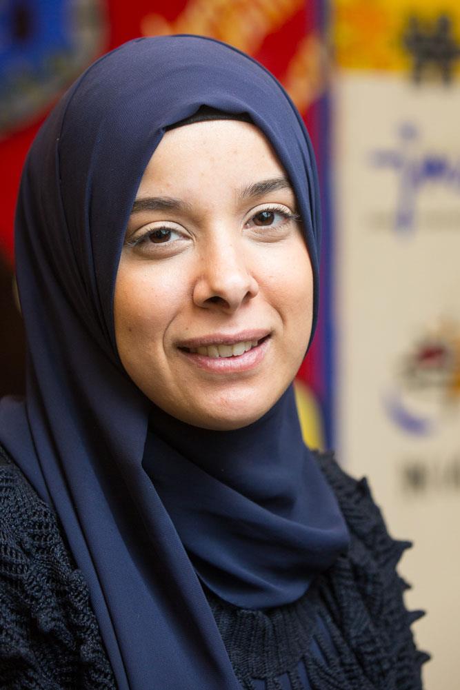 Junge Frau mit Kopftuch