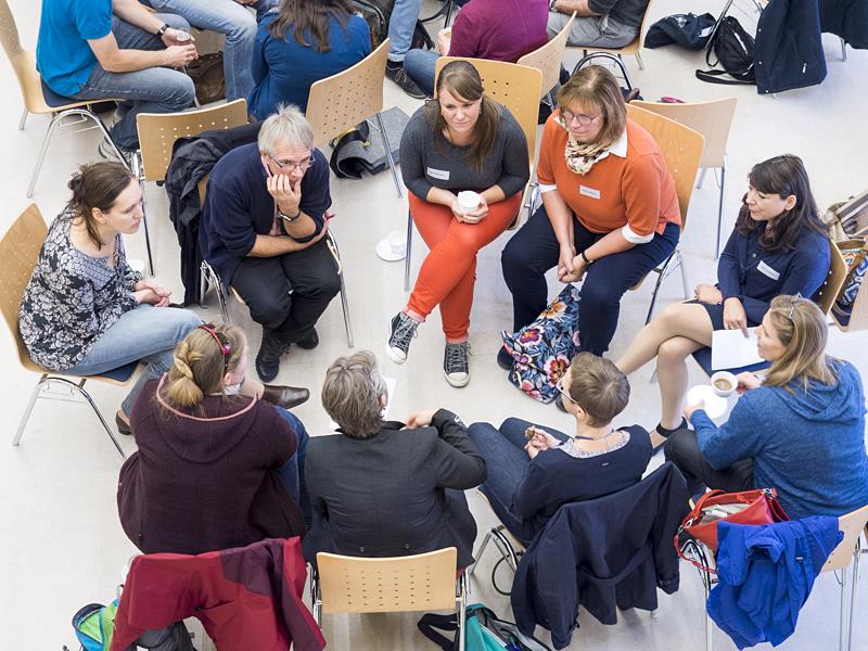 Eine Gruppe diskutiert 