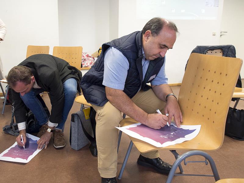 Zwei Workshop-Teilnehmer notieren Ihre Ideen