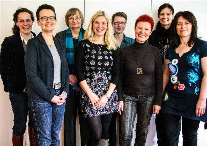 Alle acht Frauen, die am Mentoring-Programm teilnehmen, haben sich als Tandems vor der Kamera aufgestellt.