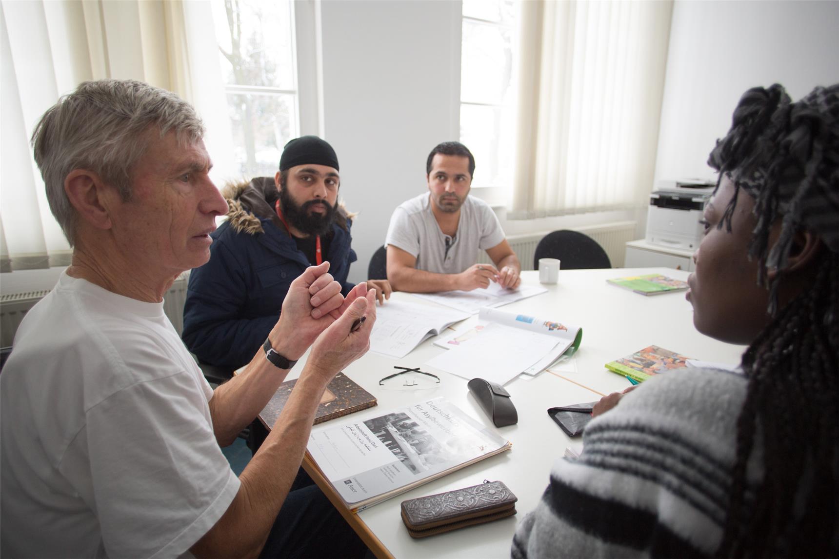 Ein Ehrenamtlicher gibt Deutschunterricht