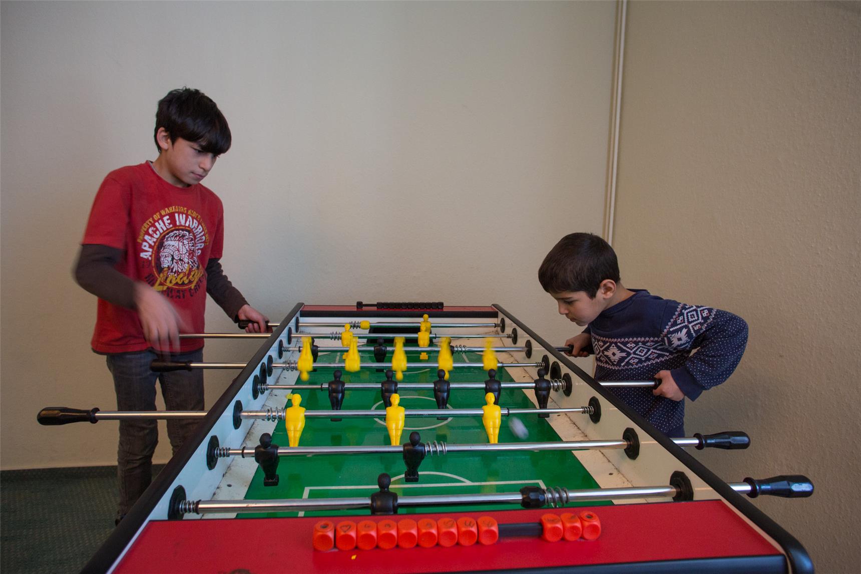 Zwei Kinder spielen Kicker
