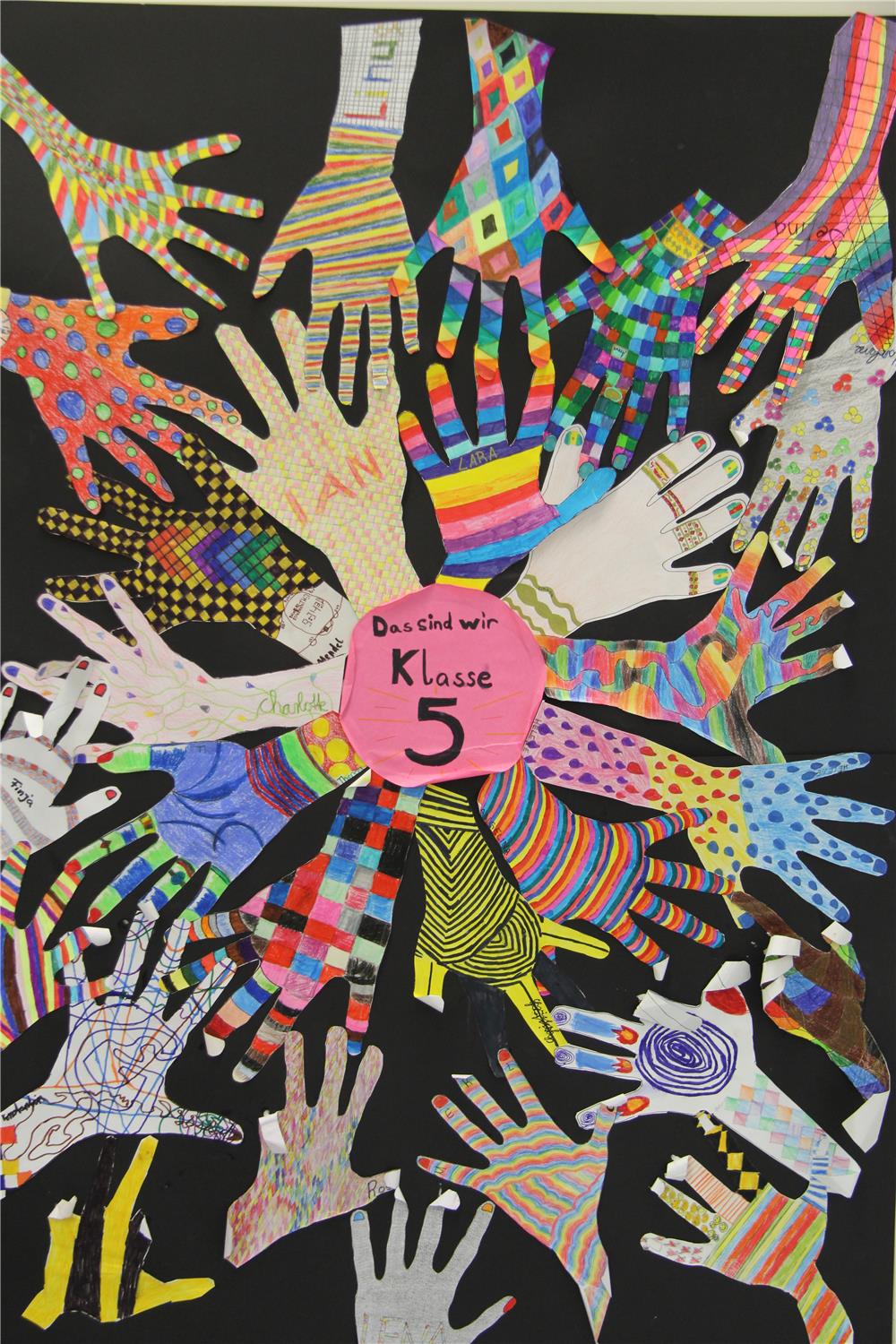 Eine Collage mit vielen Händen