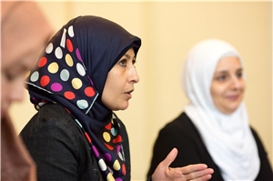 KESS-erziehen 1 Eine Muslima mit buntem Kopftuch in Nahaufnahme