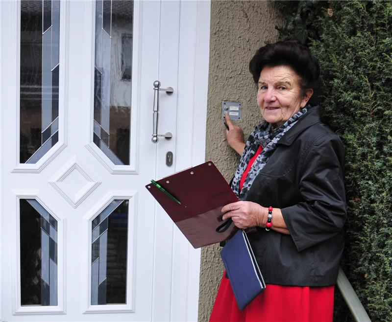 Caritassammlerin an Haustür