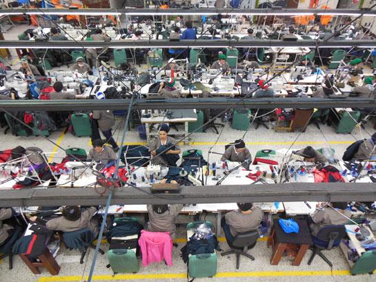 Überblick über eine Werkhalle, in der Frauen nähen