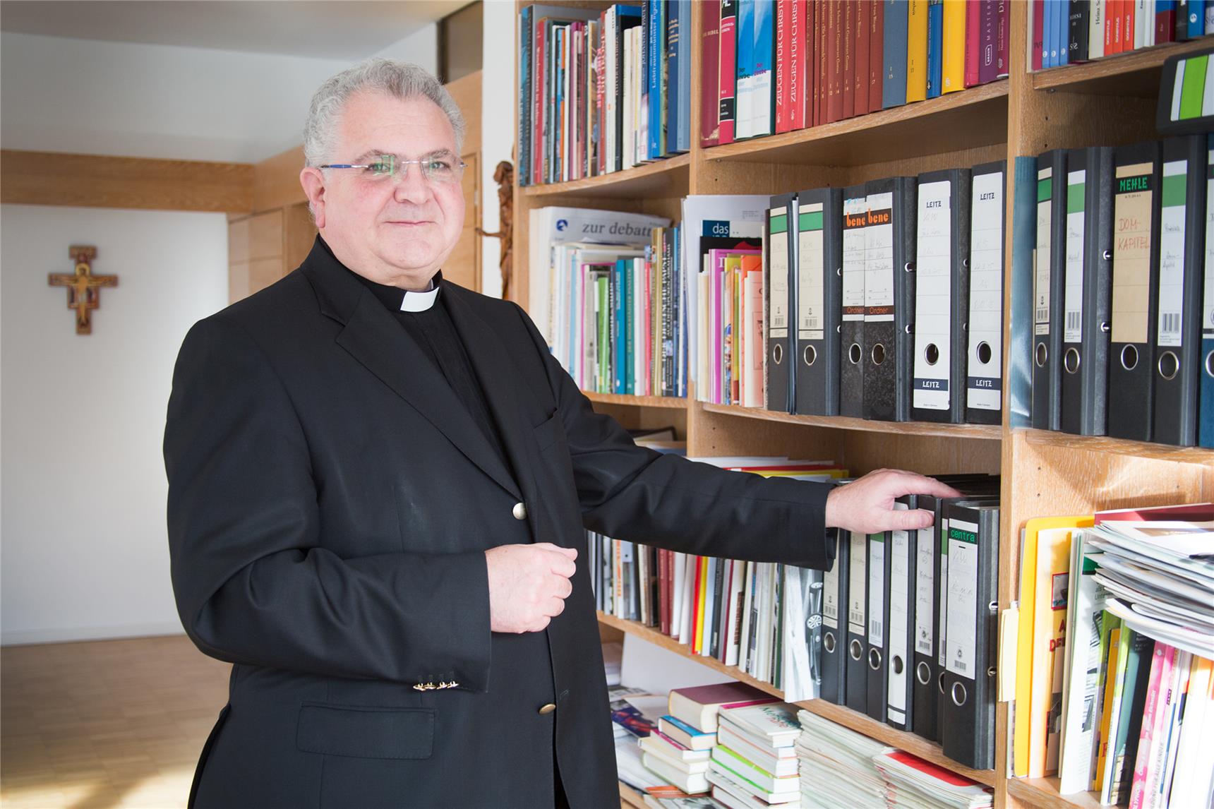 Domdekan Willibald Harrer am Regal