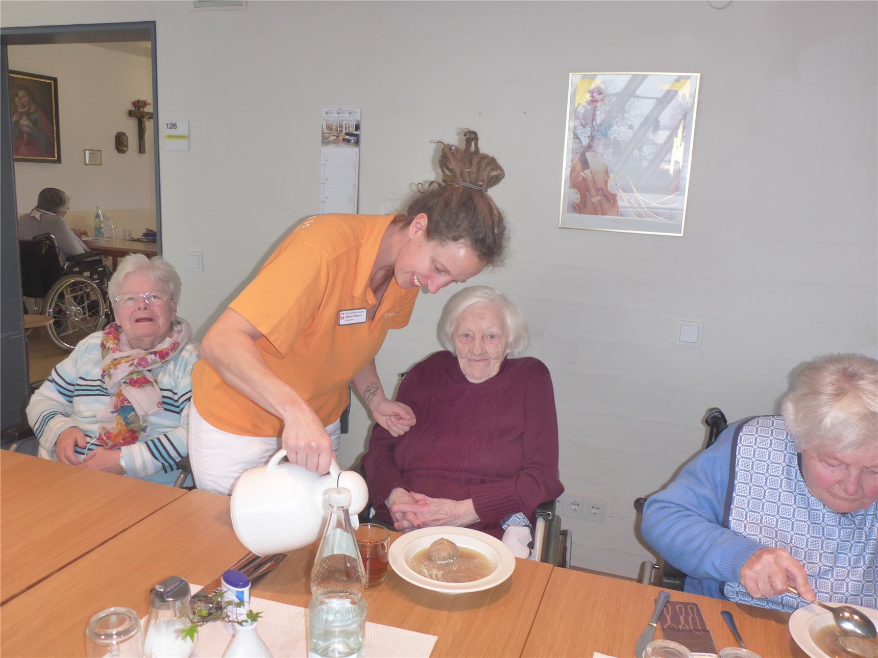 Familienschichtlerin bei der Arbeit am Mittagstisch mit alten Menschen