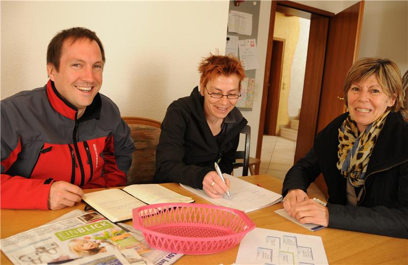 Flüchtlingsberater und Ehrenamtliche an einem Tisch im Gespräch