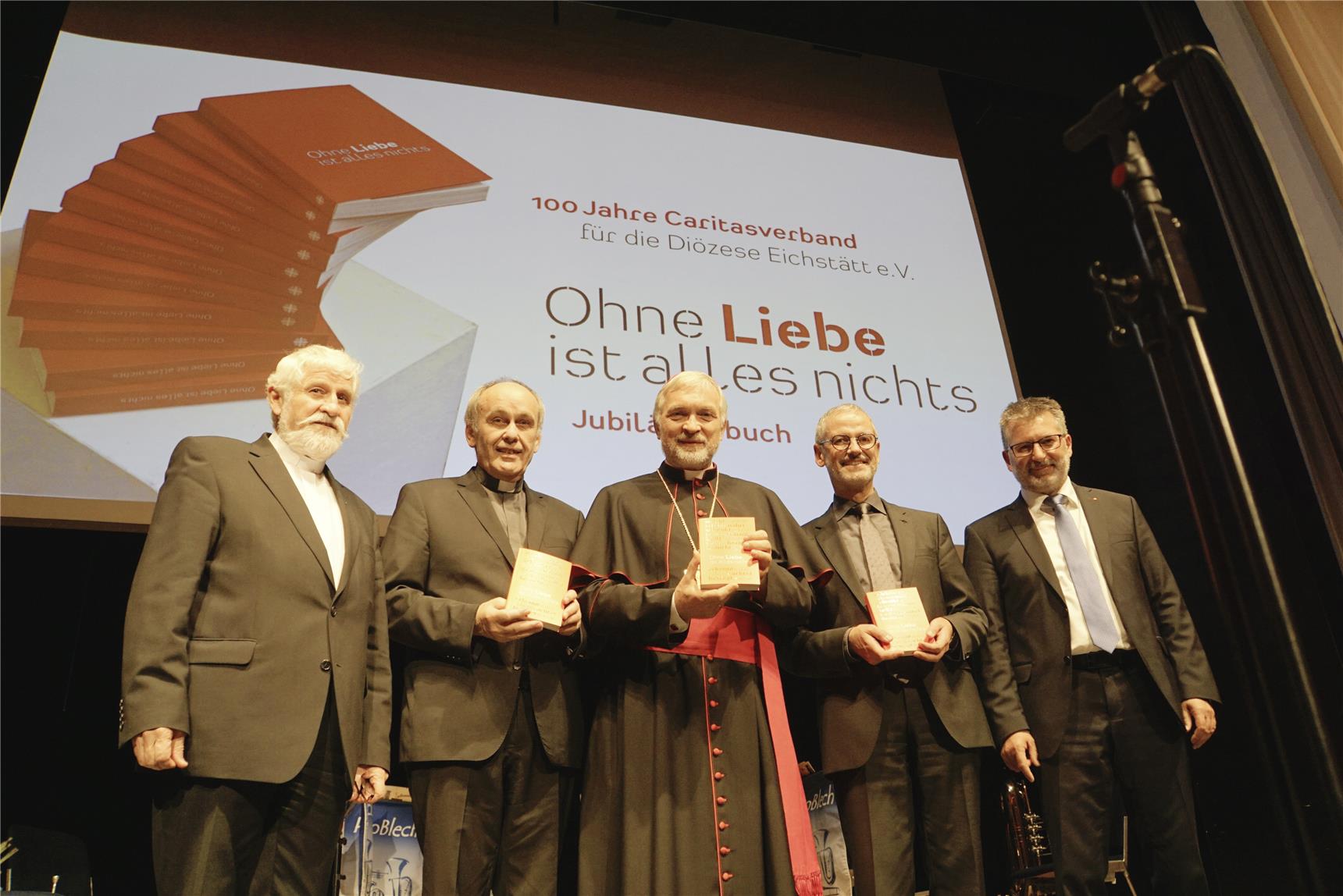 Fünf Männer, drei mit Büchern in der Hand