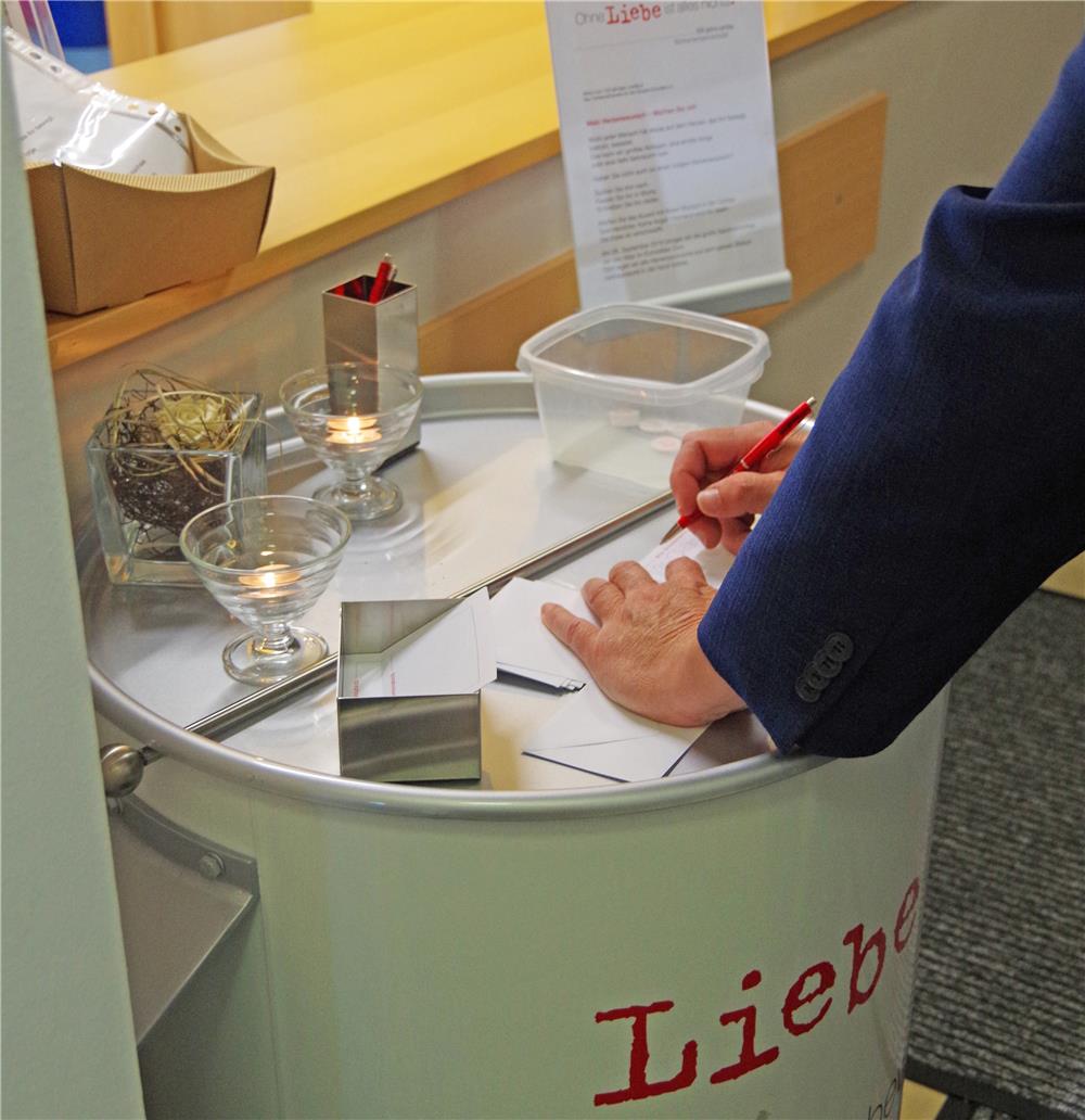 Hand schreibt auf Karte