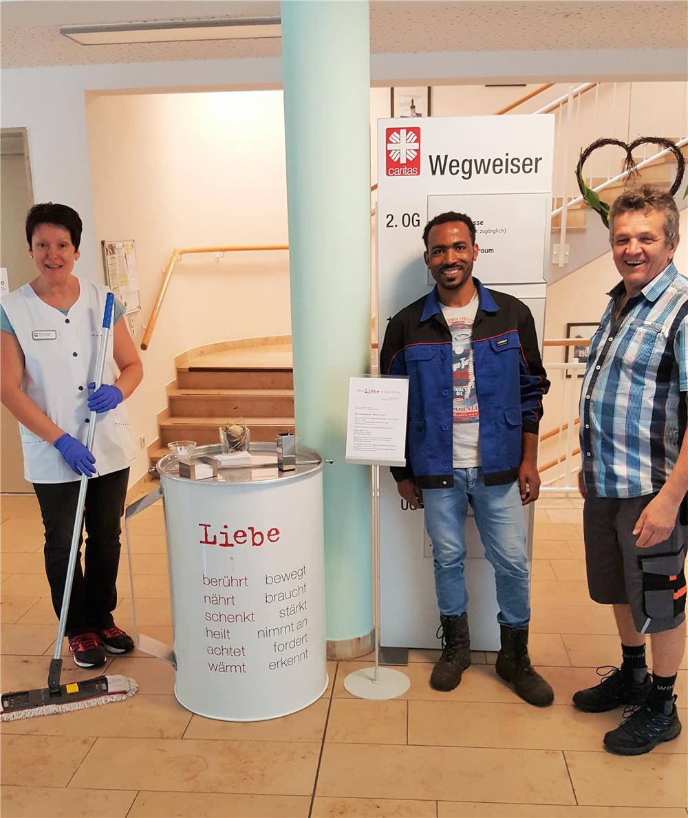 Helfer vor Herzenswünsche-Büchse in Deining