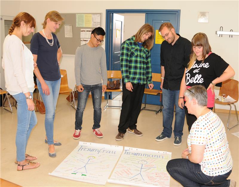 Junge Menschen bei Übung 'Traummann und -frau'