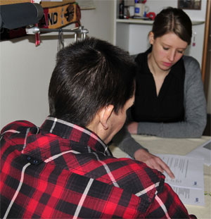 Mann wird von Caritasmitarbeiterin beraten