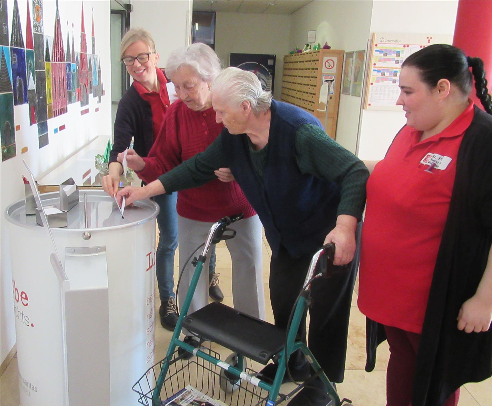 Menschen werfen Brief in Box