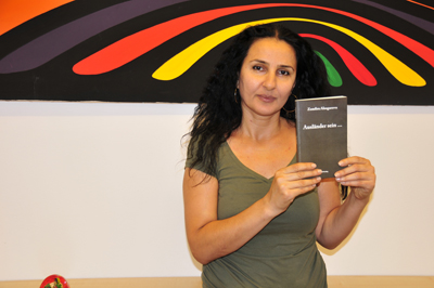 Autorin mit ihrem Buch in der Hand