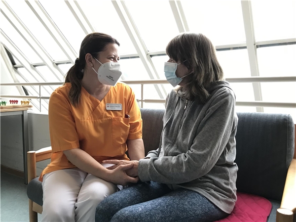 Pflegende und Bewohnerin Pflegende und Bewohnerin