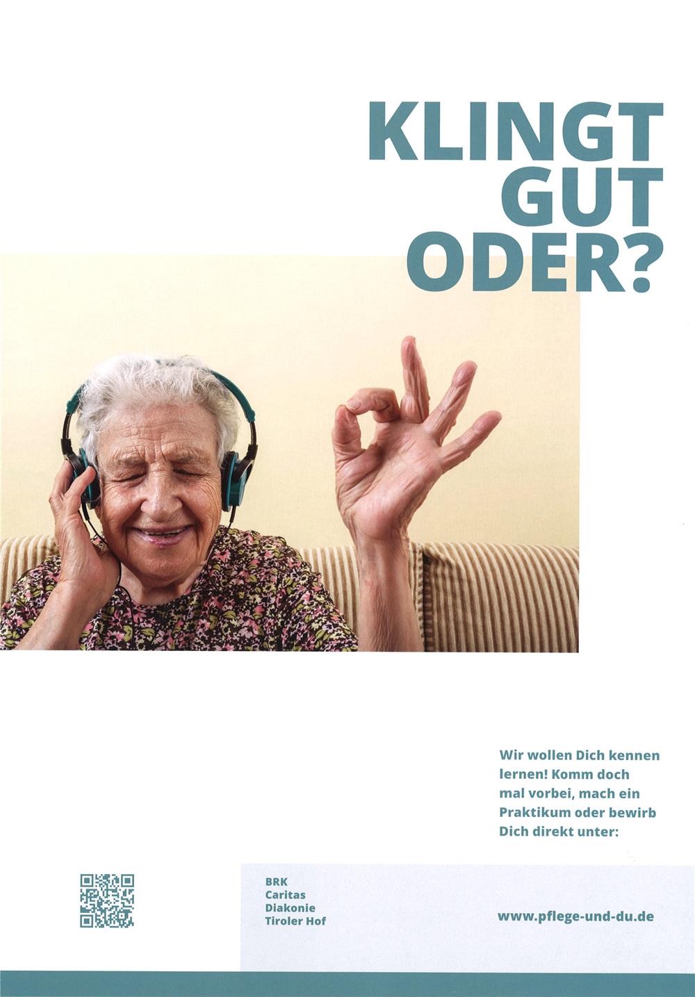 Rückseite der Broschüre Pflege & Du zeigt alten Menschen, der begeistert Musik über Kopfhörer hört