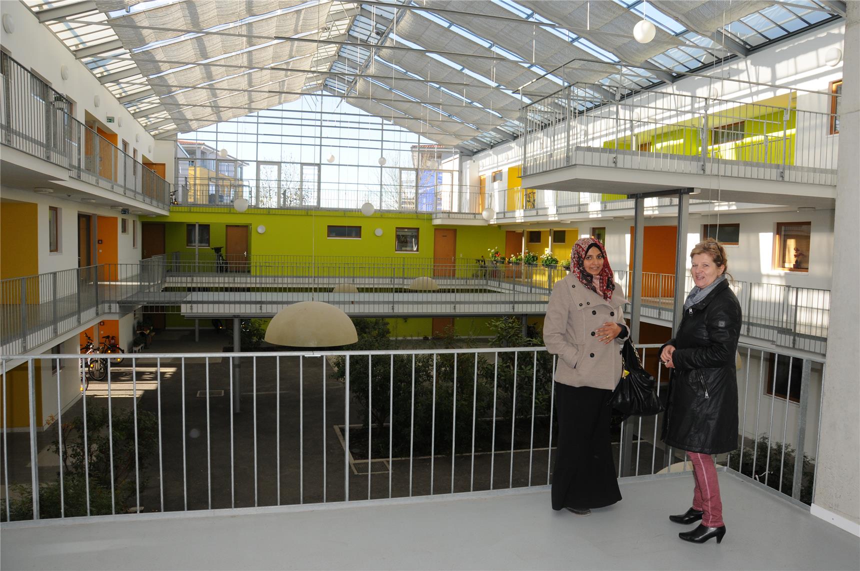 Unterhaltung zweier Frauen im Atriumhaus