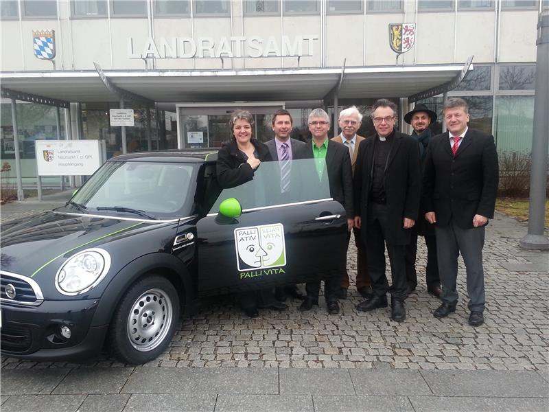 Verantwortliche mit Aufschrift auf Auto 'Palli Vita'