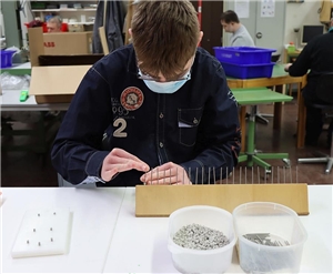 Benjamin arbeitet in der Werkstatt Benjamin arbeitet in der Werkstatt