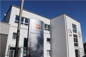 Hausfront Pflegeschule Wir sehen eine weiße Hausfront mit dem Logo der Pflegeschule