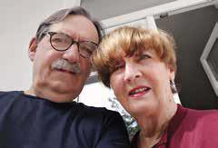 ein Paar der Großeltern blicken uns an