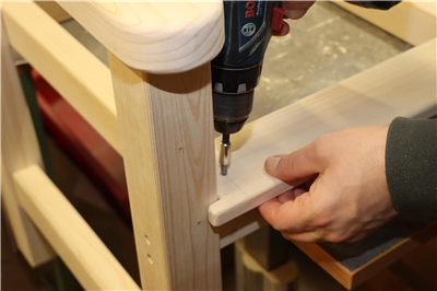 Schrauben In einer Ecke der Bank wird eine Schraube eingefügt.