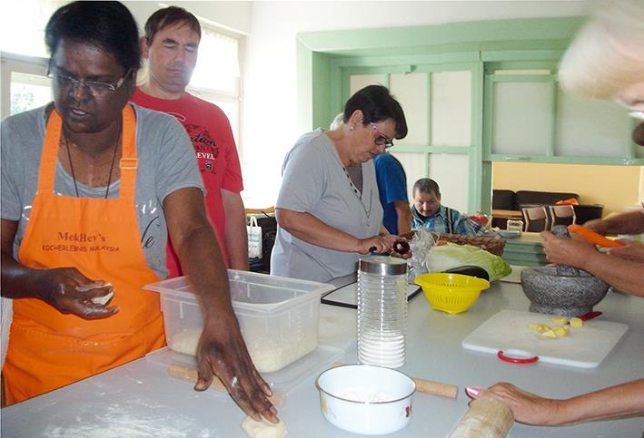 Gemeinsames Kochen während der Projektwoche der KBS Hoyerswerda