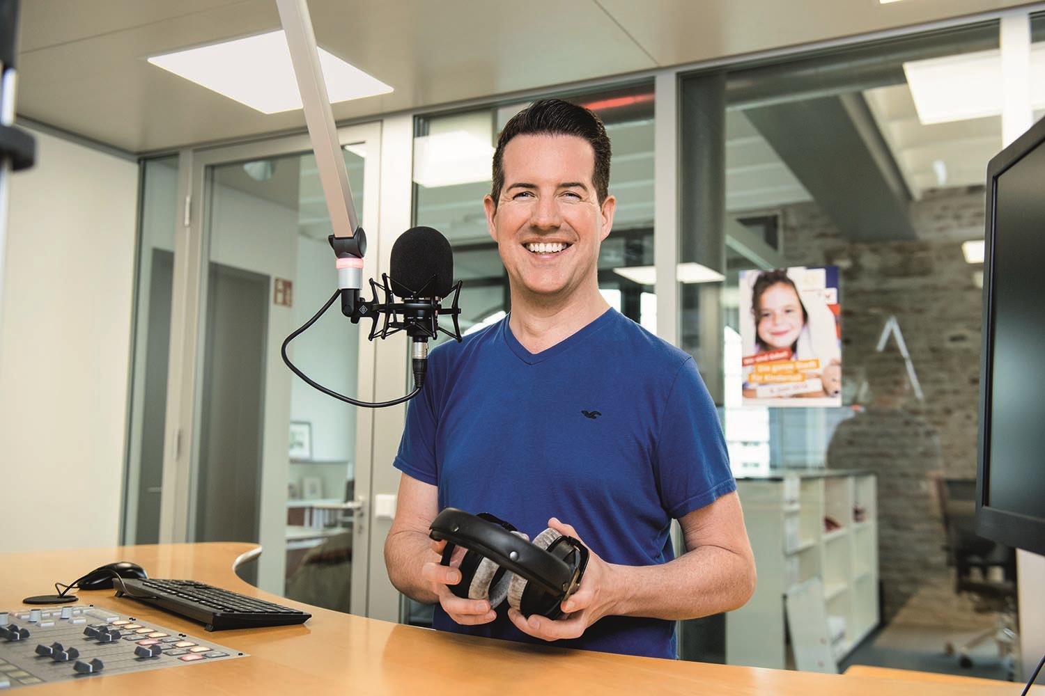 Moderator Michael Brockordt von Radio Wuppertal in seinem Aufnahmeraum.
