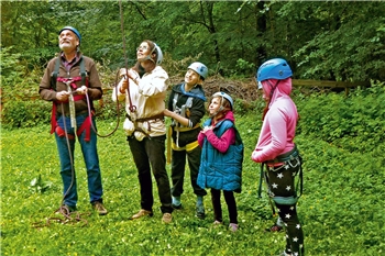 SymPaten Klettergarten quer Zwei Erwachsene und zwei Kinder im Klettergarten.