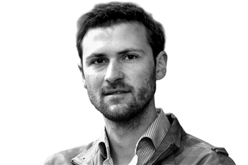 Wolfgang Gründinger quer Das Schwarz-weiß-Porträt eines Mannes