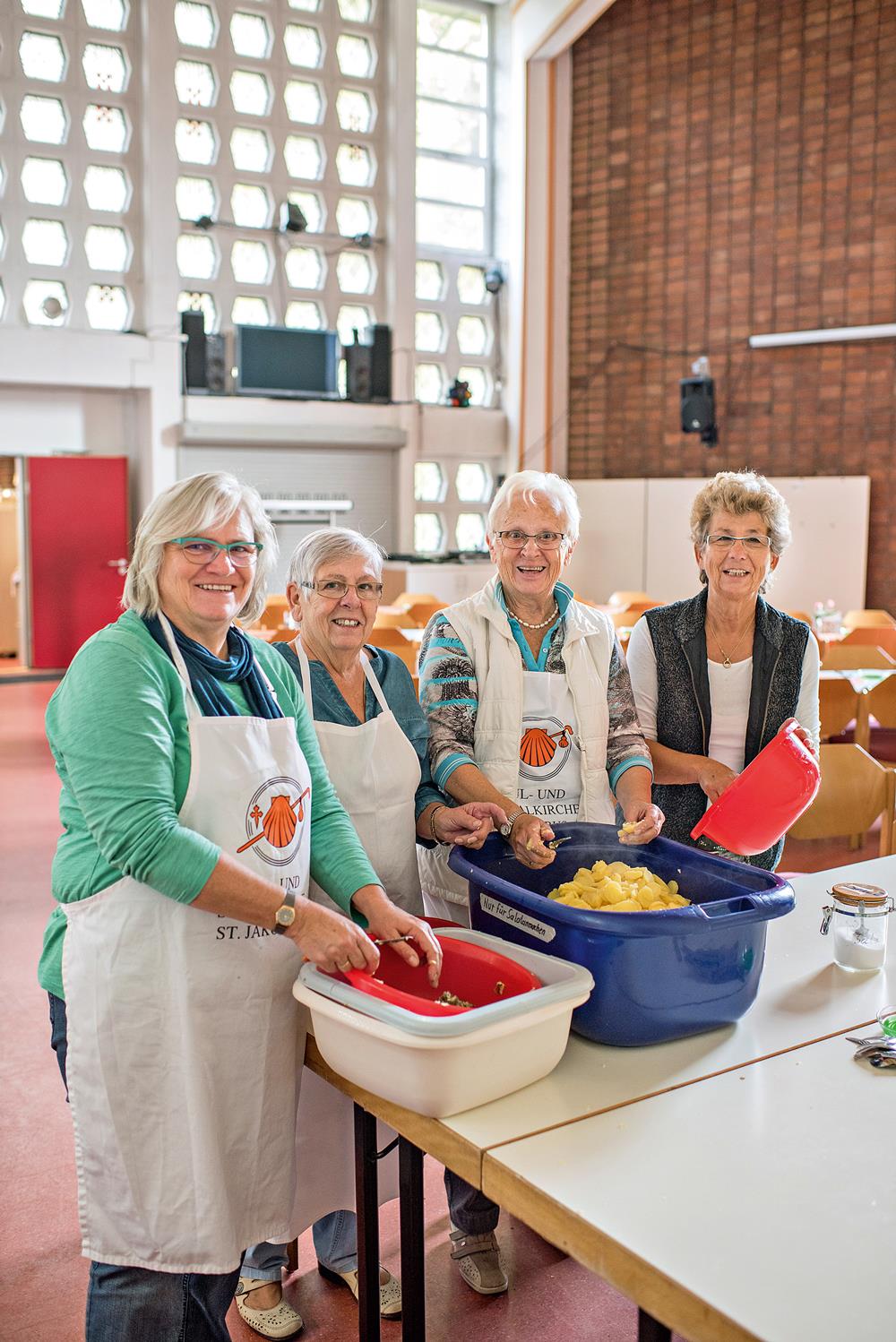 Vier Frauen mit Küchenutensilien