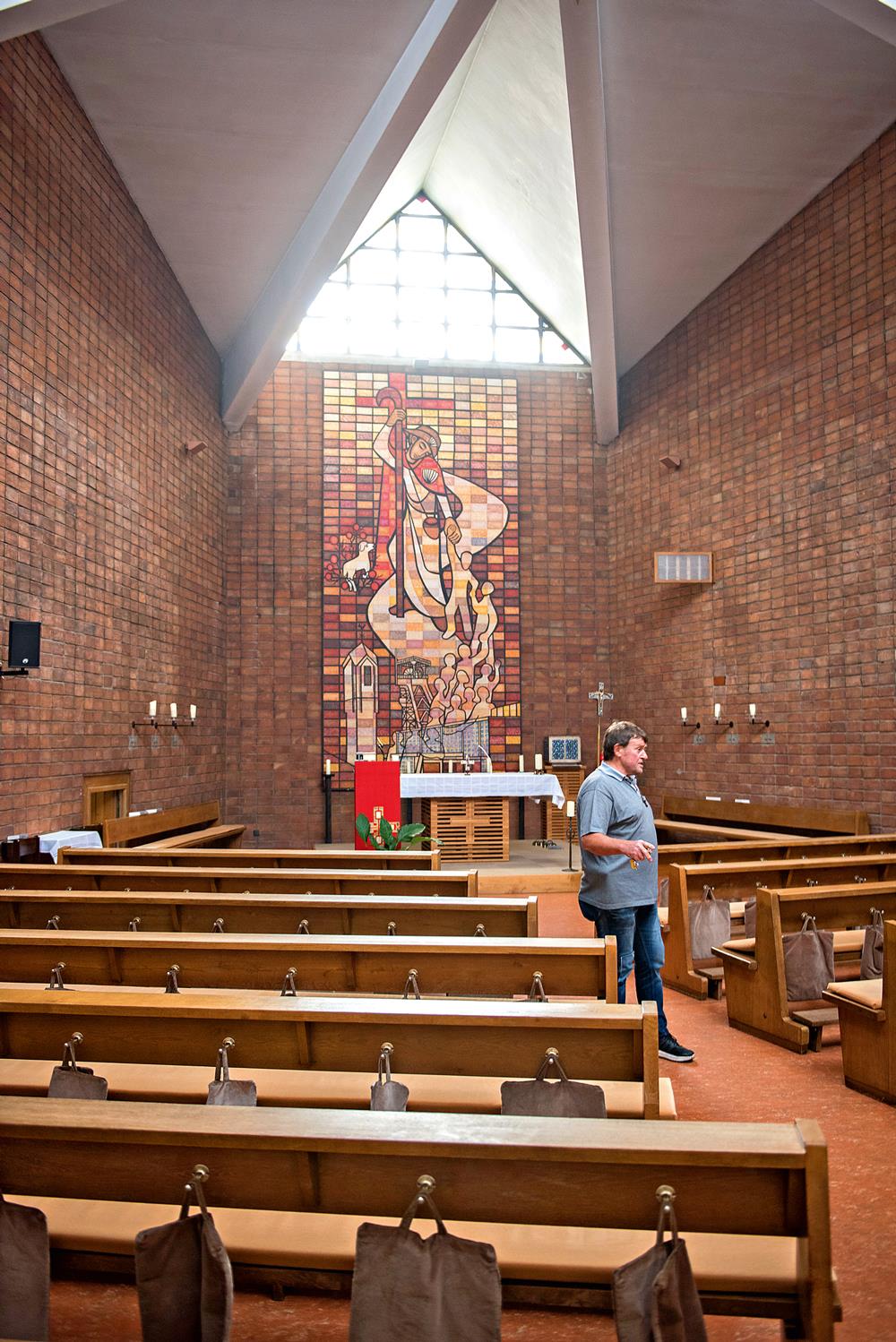  Mann steht in Kirche