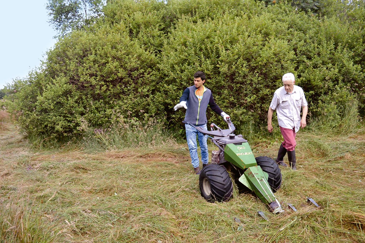 Ein junger Syrer und ein deutscher Senior bei der Arbeit
