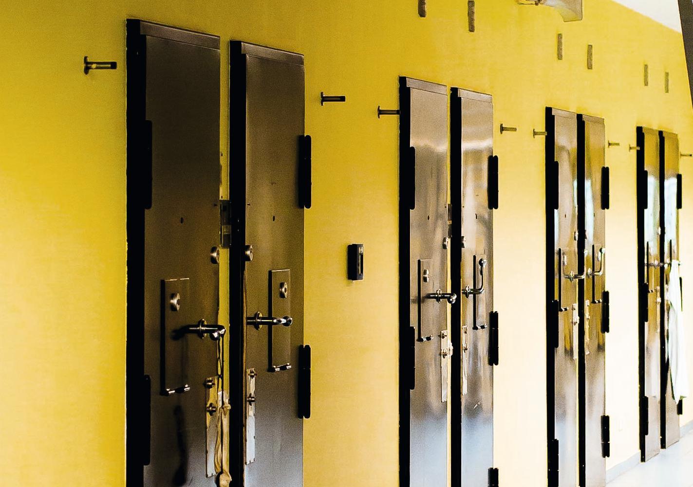 Zellentüren in der Justiz-Vollzugsanstalt Bochum