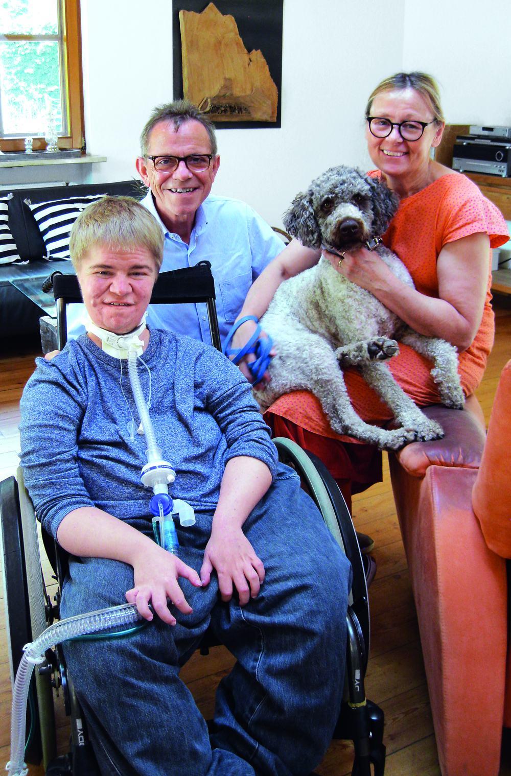 Benni Over im heimischen Wohnzimmer mit seinen Eltern.