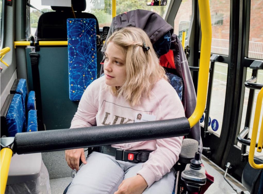 Saskia Busjahn sitzt in ihrem Rollstuhl in einem Linienbus.