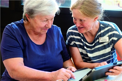 Laptop - Hildegard Knef Cornelia Sigmund-Göb (rechts) mit einer Bewohnerin des Pflegeheimes Sankt Lukas in Wernau.