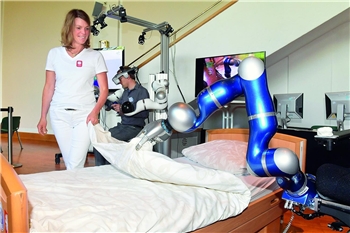 Pflegeroboter-Arm Edan macht Bett Pflegeroboter-Arm Edan schlägt eine Bettdecke zurück.