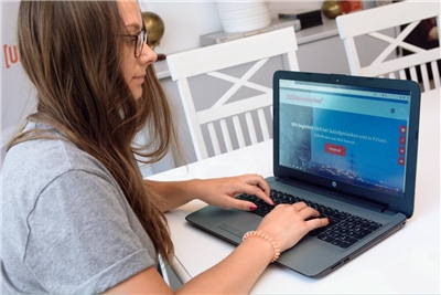 U25 Gelsenkirchen Peerberaterin Q die junge Online-Beraterin Ann_Marie am Laptop.