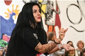 Ukraine Anastasia _Q Die junge Tanzlehrerin Anastasie beim Anleiten ihrer SchülerInnen.